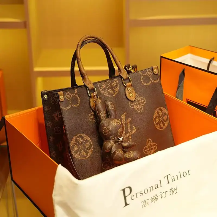 Rated 5/5⭐ Luxurious tote bag Join our community 🫵🔥 Free shipping!!!