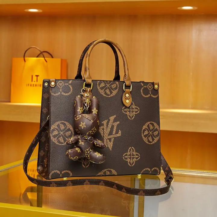 Rated 5/5⭐ Luxurious tote bag Join our community 🫵🔥 Free shipping!!!